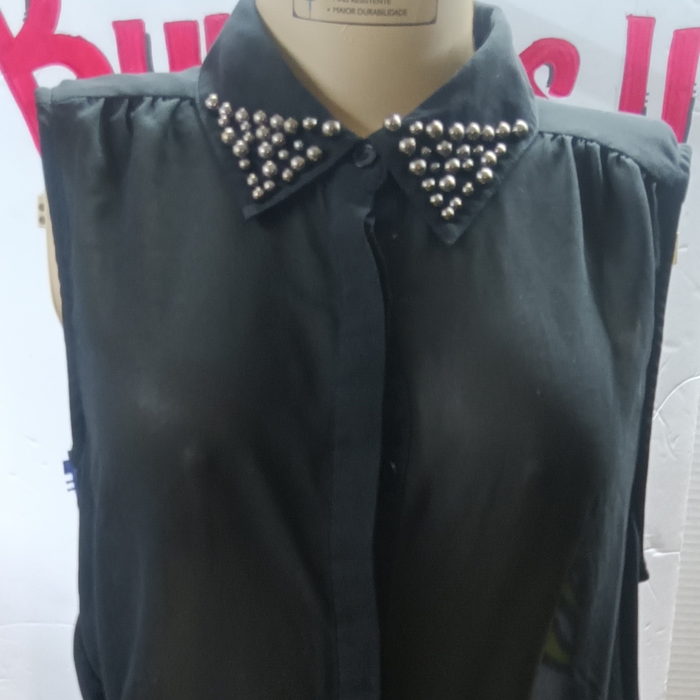 FOREVER 21 Women's Medium Studded Collar sleeve less Black Button-Down Shirt